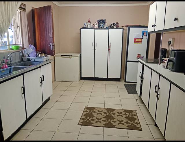 6 BEDROOM HOUSE FOR SALE IN NORTHDALE